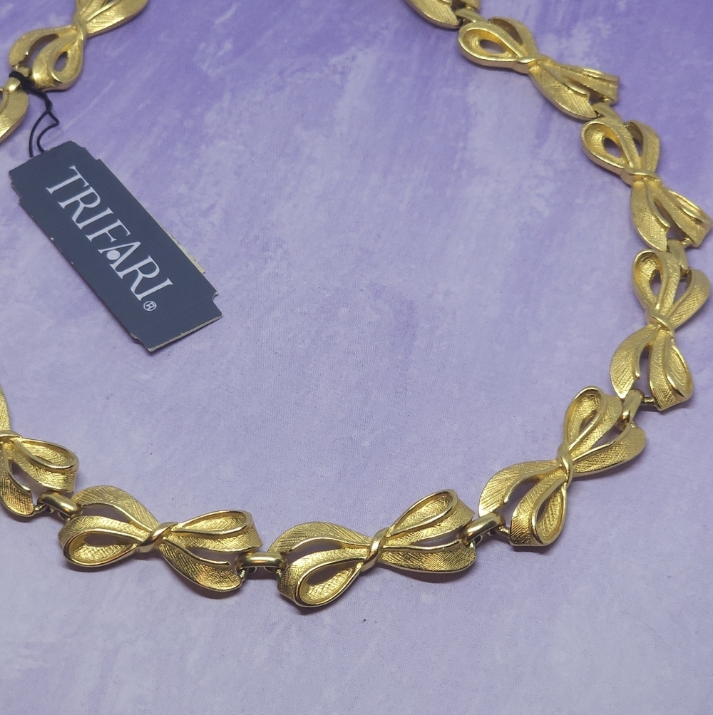 Crown Trifari Gold Tone Bow Choker Necklace NWT - Picture 5 of 7